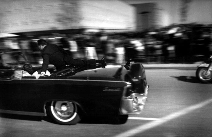 La limousine che trasporta il presidente John F. Kennedy, ferito a morte, corre verso l'ospedale pochi secondi dopo essere stato colpito, il 22 novembre 1963, a Dallas (LaPresse)