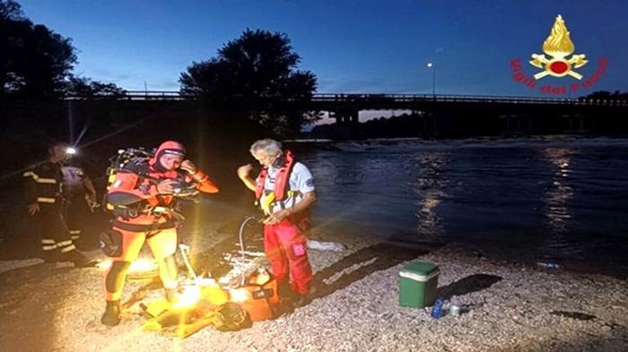 Le ricerche dei vigili del fuoco sul fiume Brenta