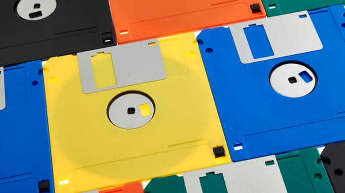 Giappone abbandona i floppy disk: fine di un’era tecnologica