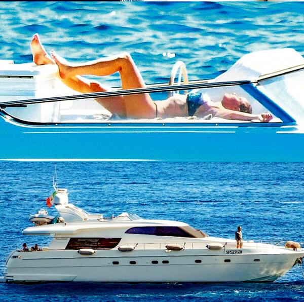 Simona Ventura mentre prende il sole sullo yacht e lo yacht, foto da Chi-2