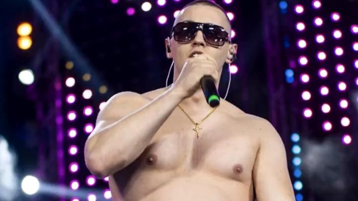 Polemiche a Tim Summer Hits: Massimo Pericolo ed Emis Killa a petto nudo