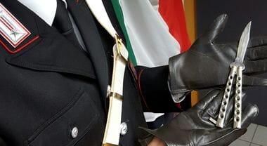 Un coltello a farfalla in una foto di repertorio dei carabinieri