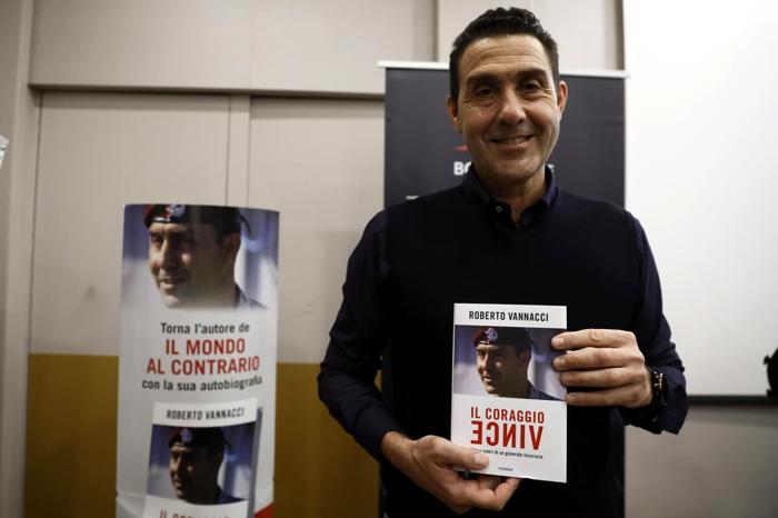 Roberto Vannacci alla presentazione del suo ultimo libro Il coraggio vince