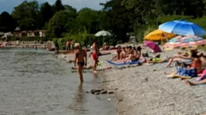 Lite sulla spiaggia di Abbadia Lariana: bambina colpita, intervento dei carabinieri