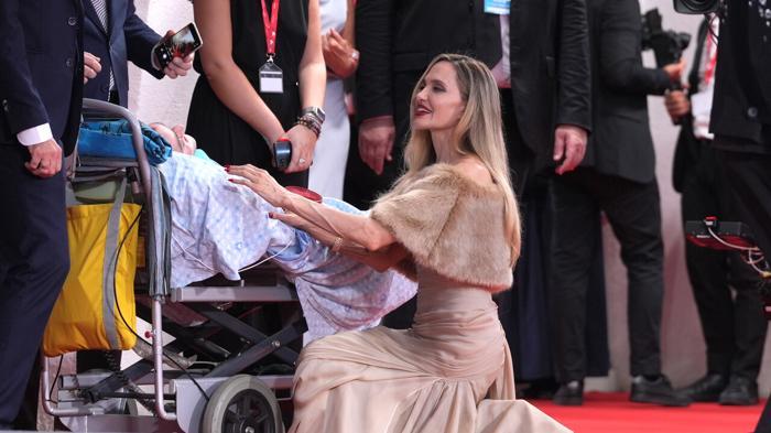 Angelina Jolie accoglie un fan disabile sul Red Carpet del film Maria (Foto di Gian Mattia D'Alberto LaPresse)