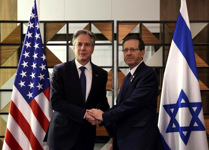 Antony Blinken con il presidente israeliano Isaac Herzog - foto LaPresse (Kevin Mohatt/Pool/Pool Photo via AP)