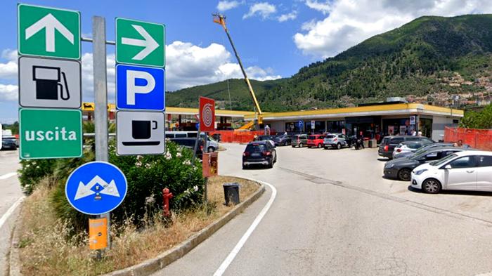 Tragico evento in un’area di servizio lungo l’autostrada A2