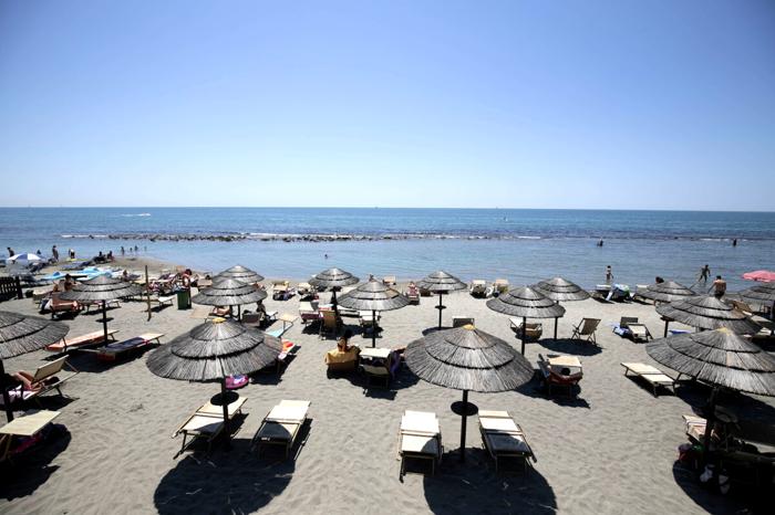 Una spiaggia attrezzata (foto archivio LaPresse)