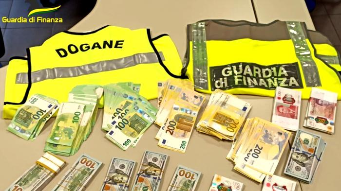 Fermo aeroporto di Pisa: sequestrati oltre 162mila euro in contanti