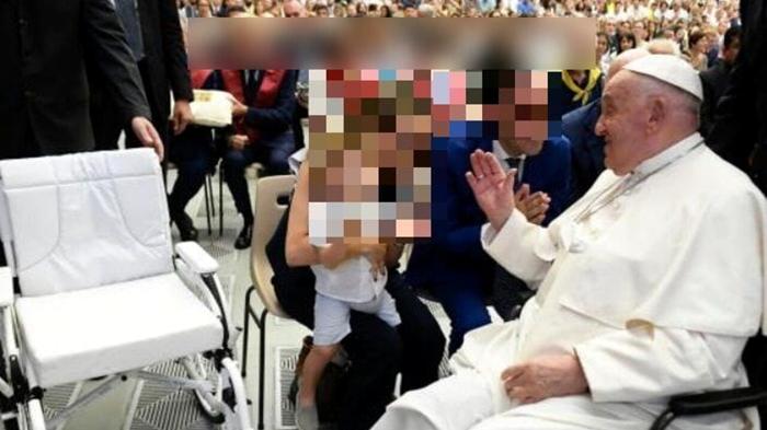 Truffa nel settore sanitario: sedia a rotelle regalata al Papa coinvolta in indagine