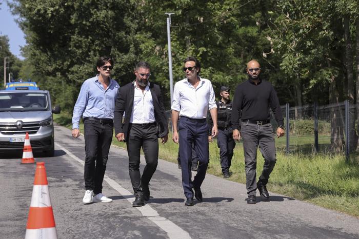 I figli dell'attore francese Alain Delon, Anthony Delon, secondo da destra, e Alain Fabien Delon, a sinistra, arrivano al cancello d'ingresso della proprietà di Delon, a Douchy (foto LaPresse)