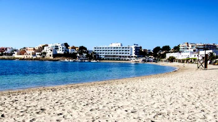 Tragedie a Ibiza e Maiorca: due turisti britannici morti in cadute dagli hotel