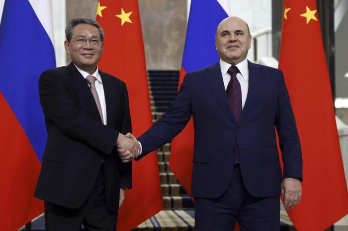 Il premier cinese Li Qiang e quello russo Mikhail Mishustin a Mosca - foto LaPresse (Dmitry Astakhov, Sputnik, Government Pool Photo via AP)