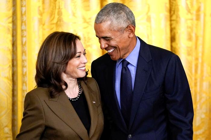 Kamala Harris e Barack Obama - foto archivio Lapresse AP Photo/Carolyn Kaster, File)