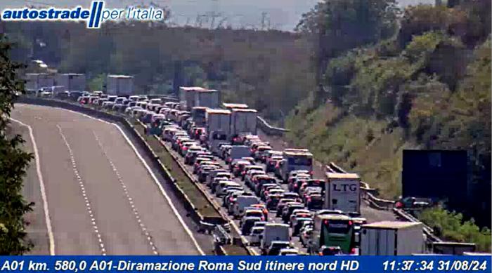 La coda in autostrada verso Roma