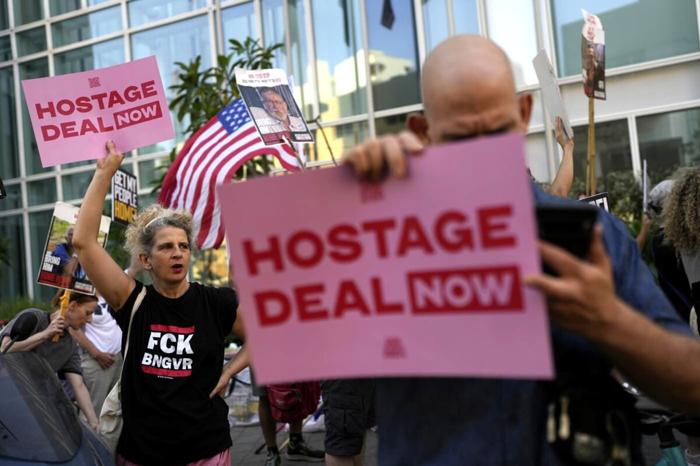 Manifestazione a Tel Aviv in occasione della visita di Blinken - foto LaPresse  (AP Photo/Ohad Zwigenberg)