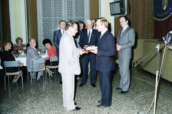 Putin riceve la medaglia d'oro della Società per l'amicizia tedesco-sovietica a Desdra negli anni '80 / Fonte: Archivio federale della Germania-2