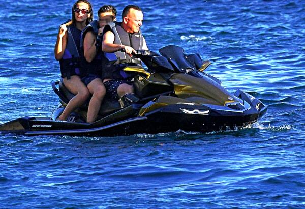 Sulla moto d'acqua con la compagna e il figlio Andrea, foto da Chi-2