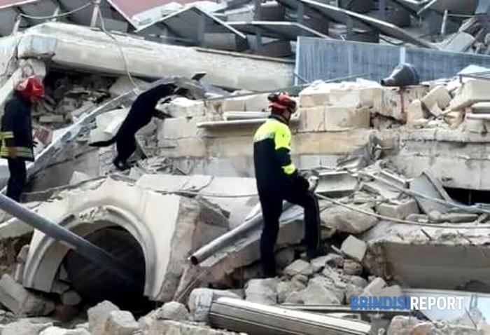 Vigili del fuoco scavano tra le macerie dello stabile crollato a Latiano