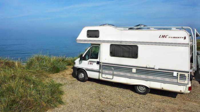 Turista tedesca muore cadendo da camper in movimento a Valencia