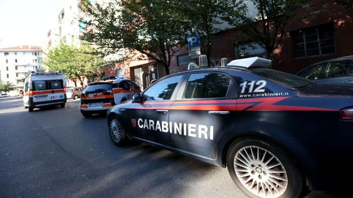 Donna lancia vasi dal balcone a Aversa