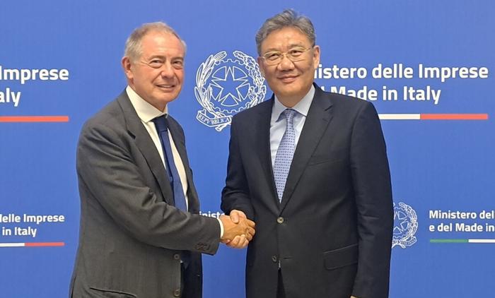 Il ministro delle Imprese e del Made in Italy Adolfo Urso e il ministro del Commercio della Repubblica popolare cinese Wang Wentao a Palazzo Piacentini - foto governo