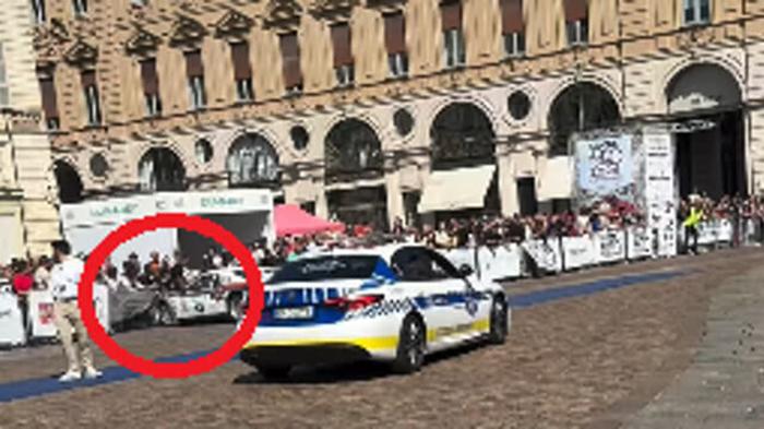 Incidente al Salone dell’auto di Torino: vettura da rally si schianta contro la folla