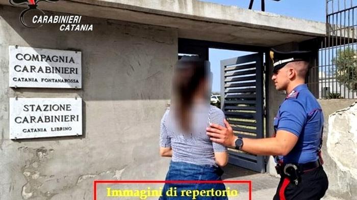 Tentativo di omicidio a Catania: figlia tenta di buttare giù dalla finestra la madre