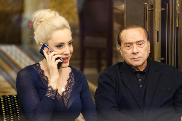 Marta Fascina con Silvio Berlusconi in una foto di repertorio LaPresse