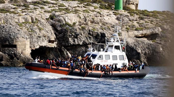 Viaggi illegali per migranti: traffico di esseri umani sui social