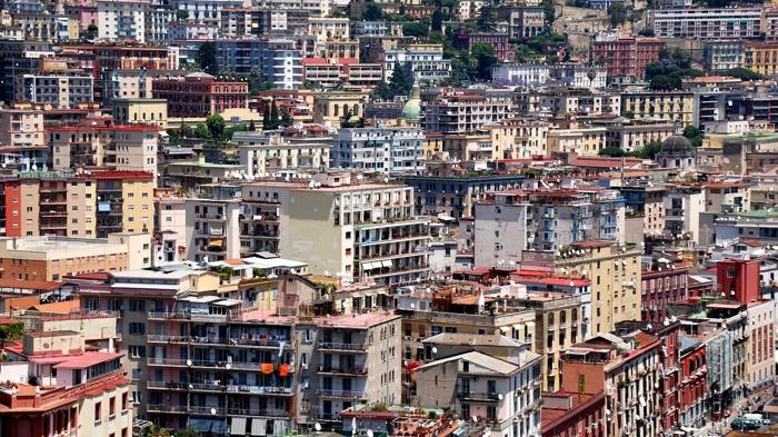 Turista di Padova colpita da oggetto caduto a Napoli