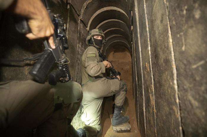 Soldati israeliani in uno dei tunnel di Hamas a Gaza - foto Lapresse (AP Photo/Victor R. Caivano)