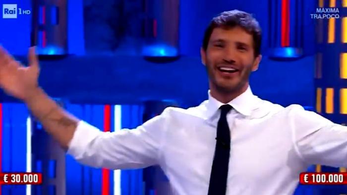 Stefano De Martino debutta ad Affari Tuoi: successo e confronto con Amadeus