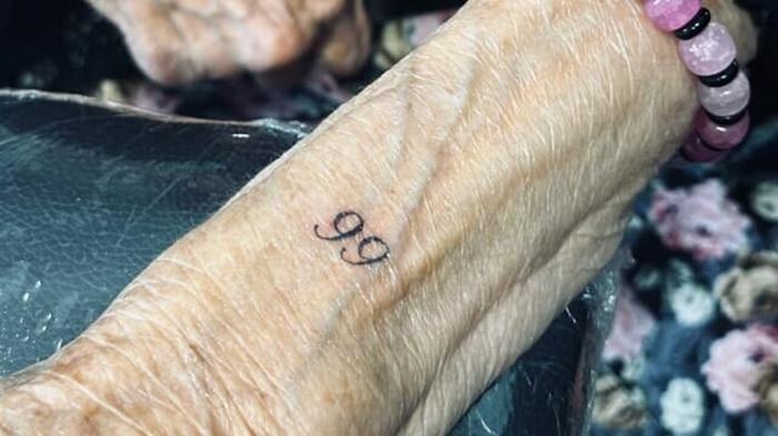 La nonna di 99 anni che si regala un tatuaggio