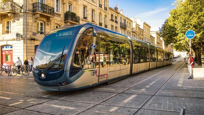 Consegna ecologica dei pacchi a Strasburgo: il tram diventa il nuovo corriere