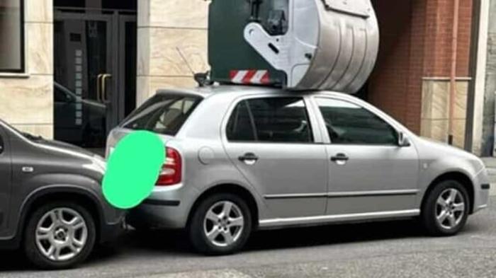 Insolita scena a Torino: cassonetto sulla Skoda Fabia