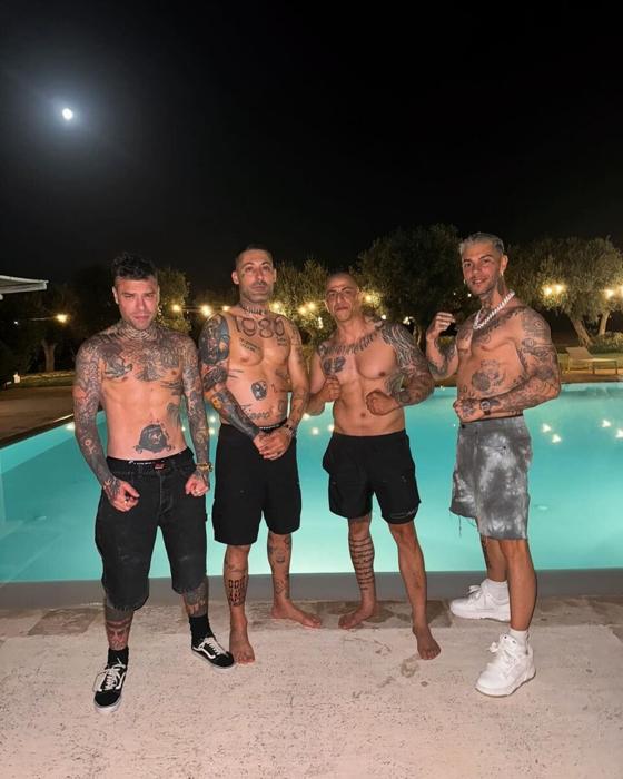 Fedez, Fabiano Capuzzo, Christian Rosiello ed Emis Killa in una foto dai social