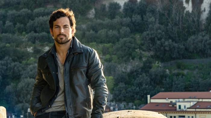 Giacomo Gianniotti: Tra Grey’s Anatomy e Inganno, il talento italo-canadese