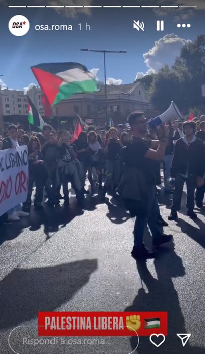 I manifestanti in piazza (Collettivo Osa su Instagram)