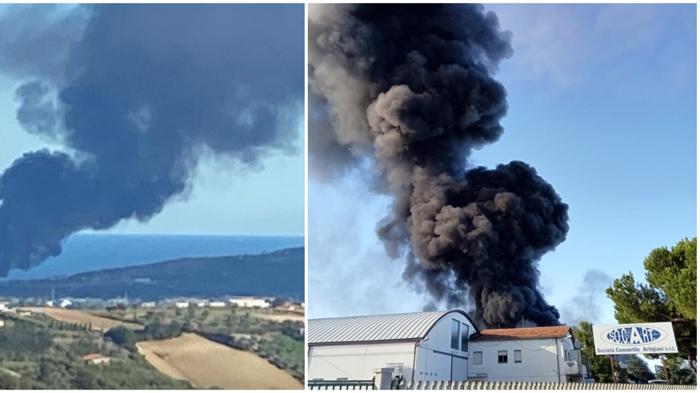 Incendio devastante nella zona industriale di Scerne di Pineto