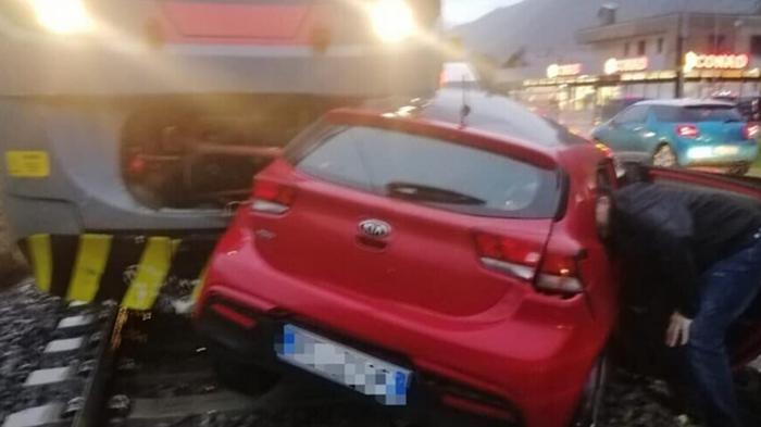 Tragedia sfiorata a Villa di Tirano: auto travolta da treno