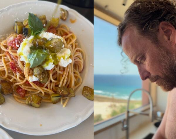 La pasta fatta con i pomodorini raccolti, Jan mentre cucina dalla loro cucina vista mare-2