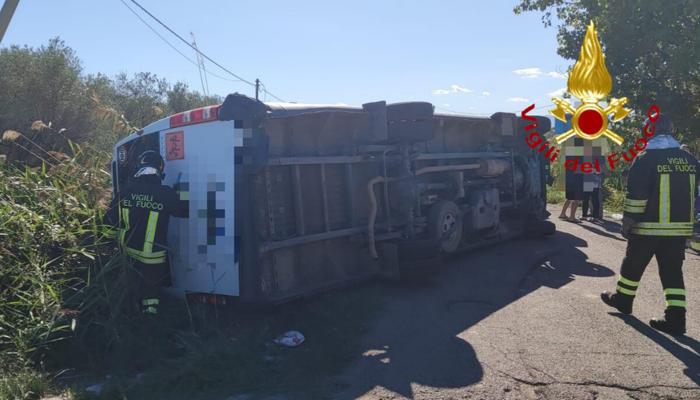 Lo scuolabus capovolto (foto vigili del fuoco)