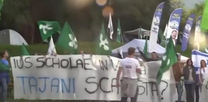 Lo striscione dei giovani leghisti (screenshot da video askanews)-2