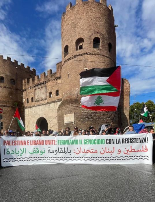 Lo striscione in piazza a Roma (foto Instagram)