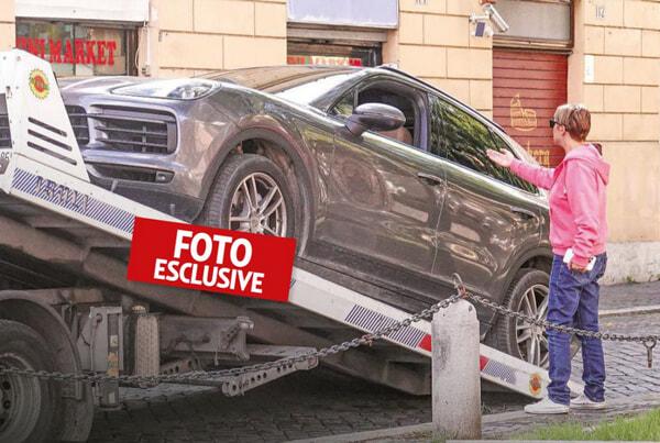 Pascale mentre guarda la sua auto ferma, foto Gente-2