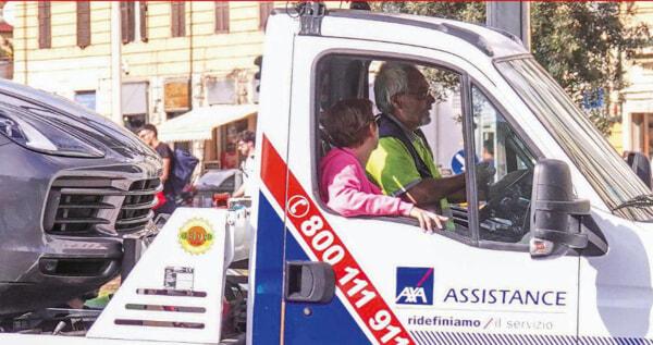 Pascale sopra il carro attrezzi, foto da Gente-2