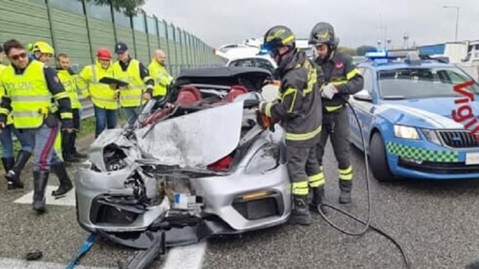 Incidente miracoloso sulla A9: Porsche contro camion