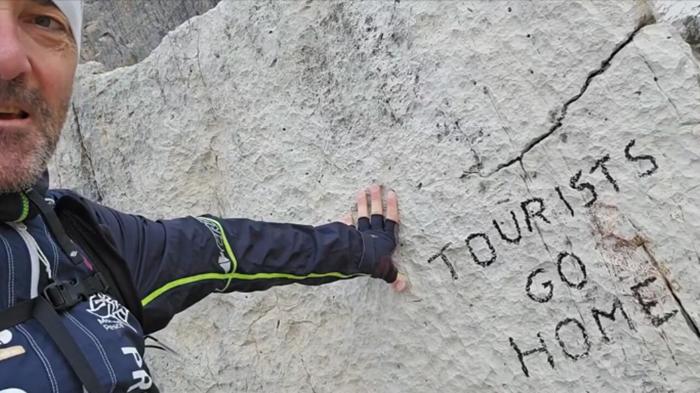 Overtourism alle Tre Cime di Lavaredo: il messaggio inciso sulla pietra