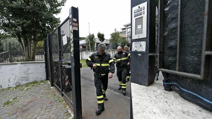 Crollo intonaco alla scuola media Luigi Einaudi: evacuazione senza feriti